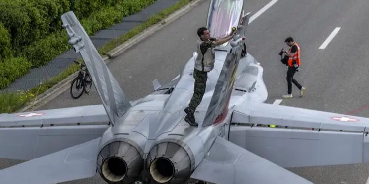 Cazas realizan maniobras aéreas en las autopistas de Suiza