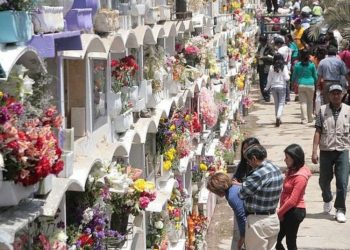 Celebración del Día de los Santos reúne a familiares y amigos en cementerios de todo el país