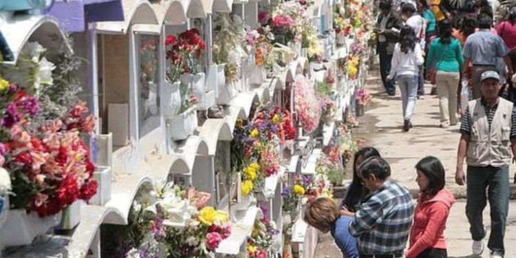 Celebración del Día de los Santos reúne a familiares y amigos en cementerios de todo el país