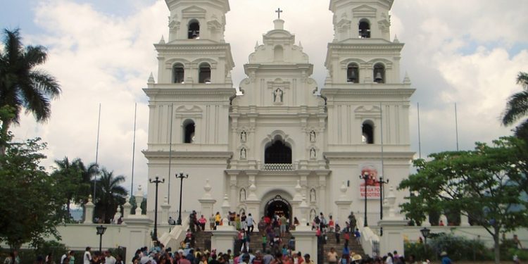 Celebraciones del Cristo Negro reúnen a miles en la basílica de Esquipulas