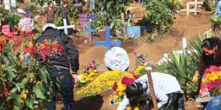 Cementerio General abarrotado en el Día de Todos los Santos por la visita masiva de familias en honor a sus difuntos