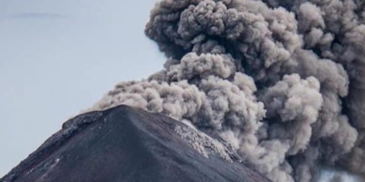 Ceniza del volcán de fuego se dispersa; Aeronáutica Civil en alerta