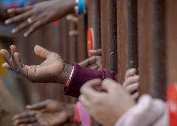Centenar de migrantes inician un ayuno en Tijuana para reclamar citas de asilo en EE.UU.