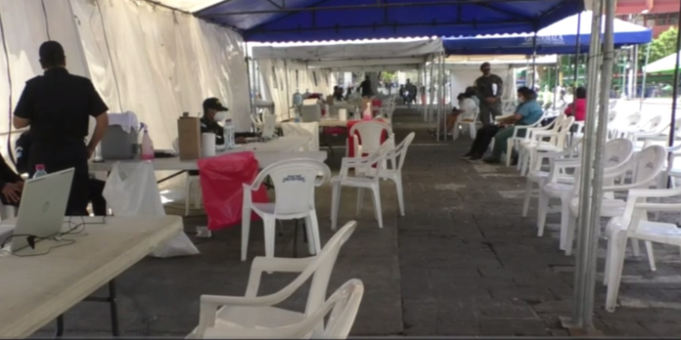 Centros de vacunación capitalinos señalan el no estar preparados para vacunar a menores de edad