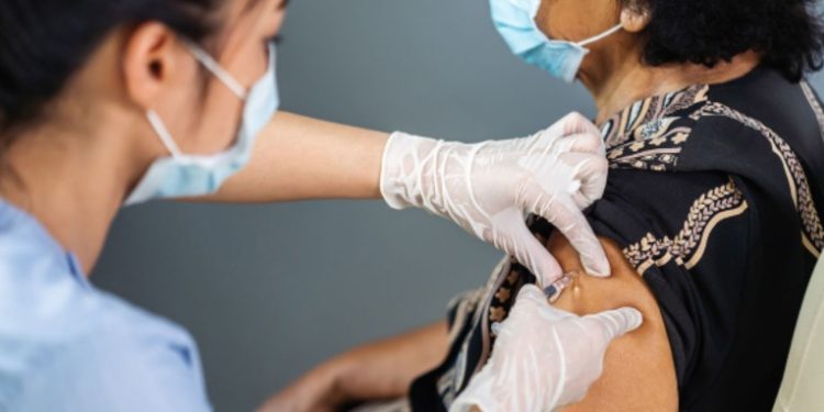 Centros de vacunación se enfocan en terminar de inmunizar a personas de la primera fase