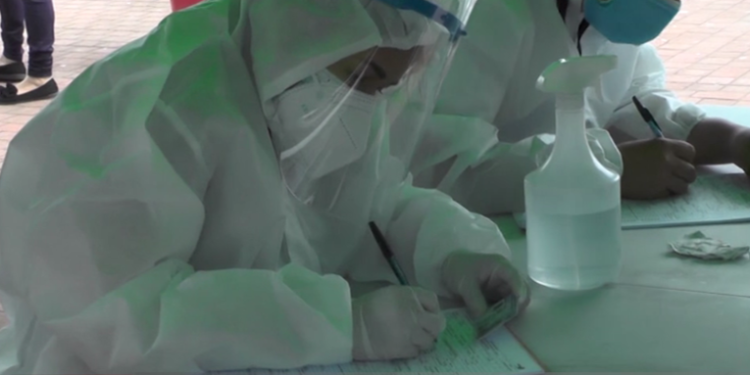 Centros móviles se quedan sin kits para pacientes con COVID-19