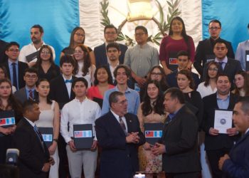 Ceremonia de entrega de becas en el palacio nacional de la cultura beneficia a estudiantes guatemaltecos