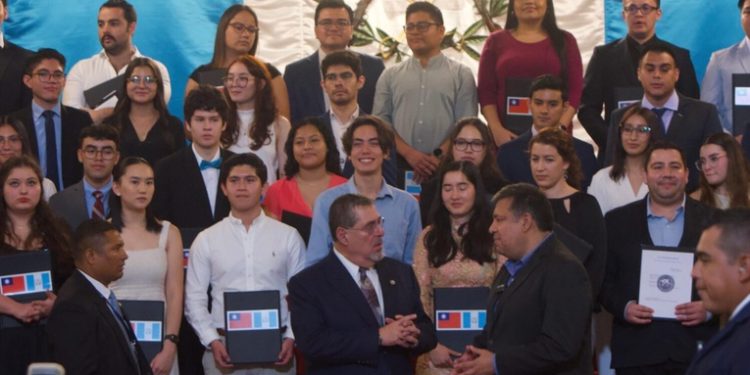 Ceremonia de entrega de becas en el palacio nacional de la cultura beneficia a estudiantes guatemaltecos