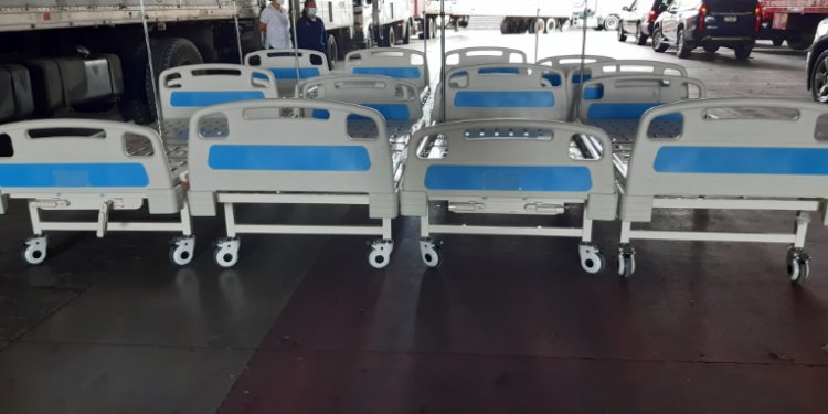 Cervecerí­a Centroamericana dono 150 camas al hospital temporal Parque de la Industria