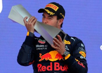 Checo Pérez gana el Gran Premio de Bakú en la F1