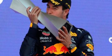 Checo Pérez gana el Gran Premio de Bakú en la F1