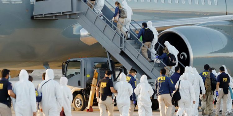Chile deporta a más de 130 migrantes irregulares