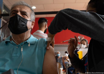Chile empieza a administrar una cuarta dosis de vacuna contra el COVID-19