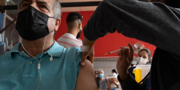 Chile empieza a administrar una cuarta dosis de vacuna contra el COVID-19