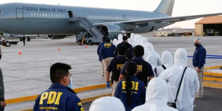 Chile expulsa a 65 personas venezolanas por varios delitos