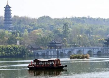 China: 12 fallecidos tras volcar lancha con turistas