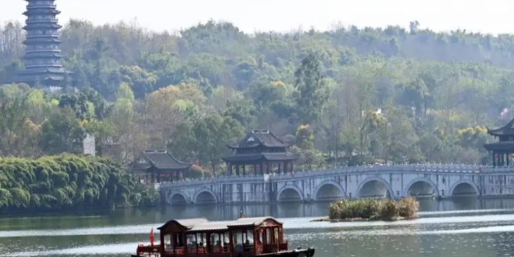 China: 12 fallecidos tras volcar lancha con turistas