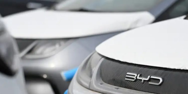 China advierte a Canadá contra aranceles a autos eléctricos