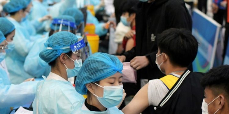 China alcanza los 1,000 millones de personas vacunadas