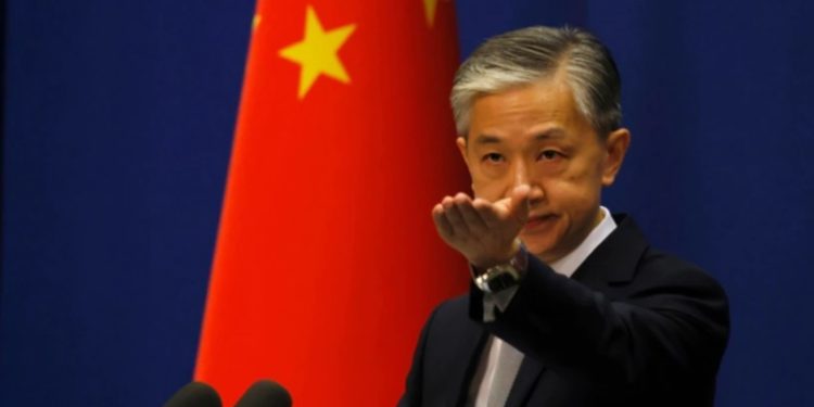 China anuncia restricciones de visa para funcionarios estadounidenses