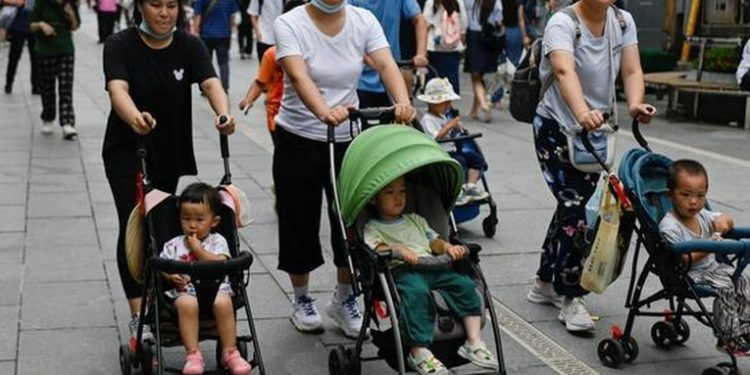 China aplicará medidas para aumentar la tasa de natalidad, según medios