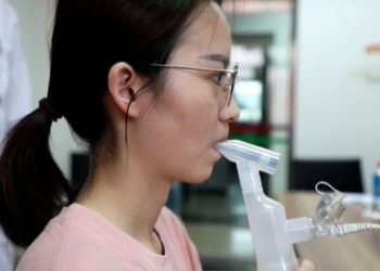 China aprueba la primera vacuna inhalable contra el COVID-19