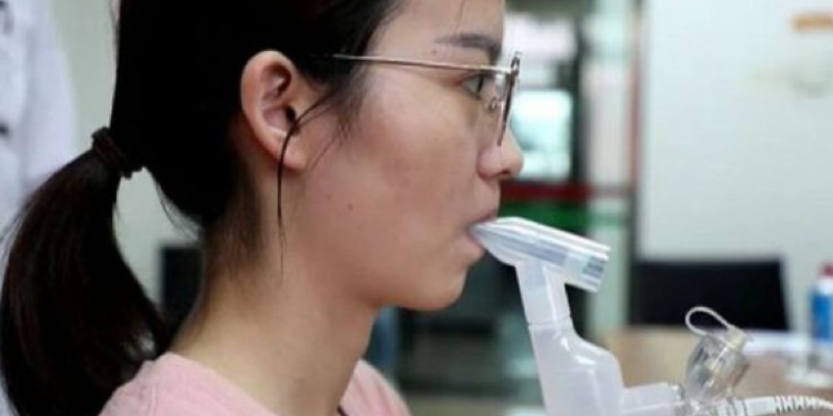 China aprueba la primera vacuna inhalable contra el COVID-19