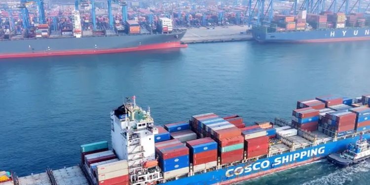 China crece más de lo esperado antes de aranceles de Trump