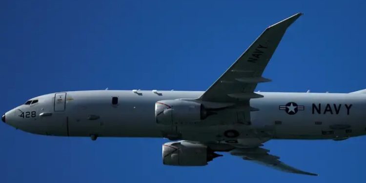 China despliega fuerzas por paso de avión estadounidense