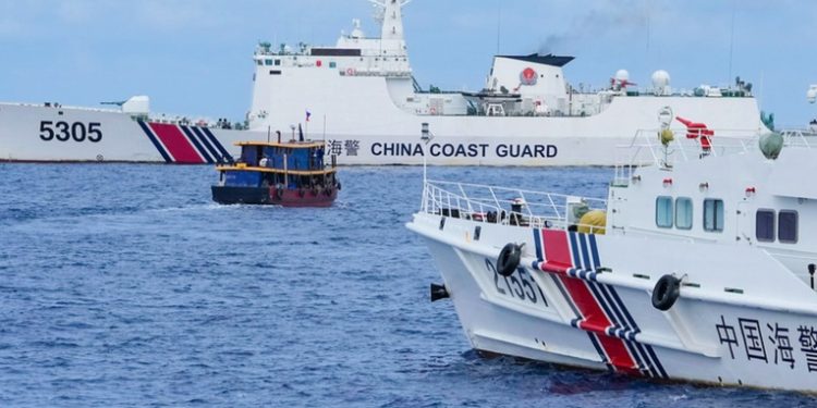 China dice que EE.UU. no tiene derecho a interferir en sus disputas con Filipinas