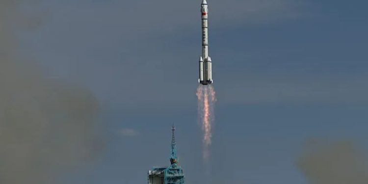 China envía nueva tripulación a su estación espacial en misión clave del programa espacial