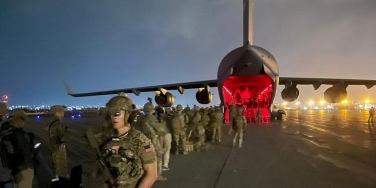 China insta a investigar los crímenes de los militares de EE.UU. tras reportes de que dispararon contra civiles en Kabul