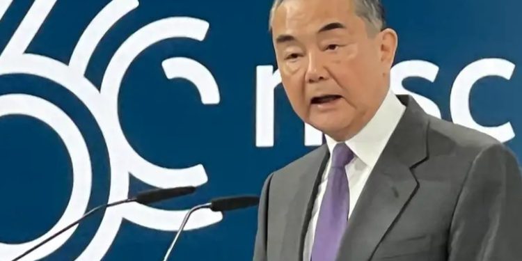 China juzga represión de EE.UU. y defiende nexo con Rusia