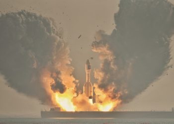 China lanza desde el mar el cohete de combustible sólido más potente del mundo