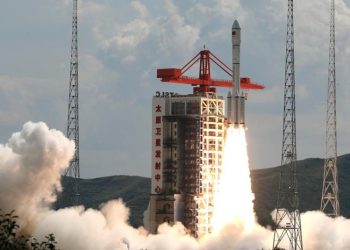 China lanza los primeros satélites del sistema que competirá con Starlink