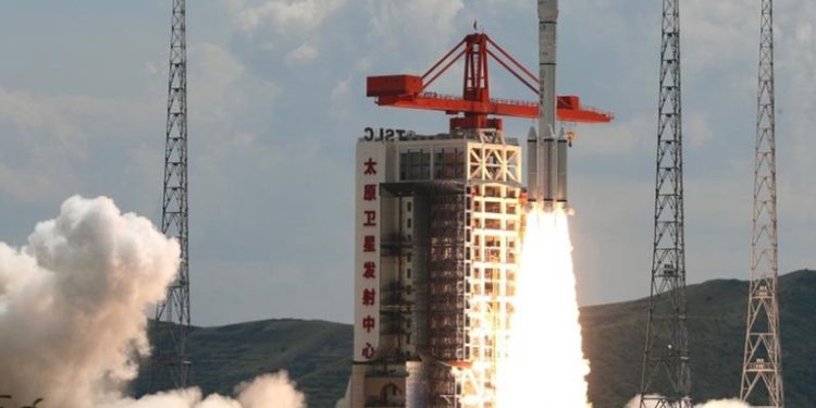 China lanza los primeros satélites del sistema que competirá con Starlink