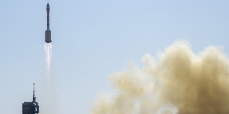 China lanza su 12.ª misión espacial tripulada con tres taikonautas