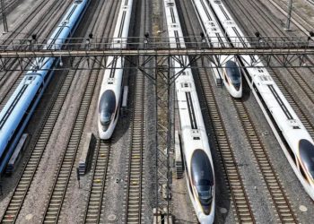 China presenta prototipo CR450, el tren más veloz del país