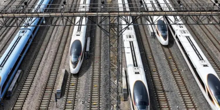 China presenta prototipo CR450, el tren más veloz del país