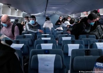 China relaja restricciones anticovid y recorta cuarentena para viajeros internacionales