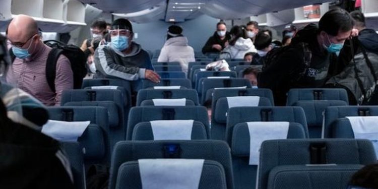 China relaja restricciones anticovid y recorta cuarentena para viajeros internacionales