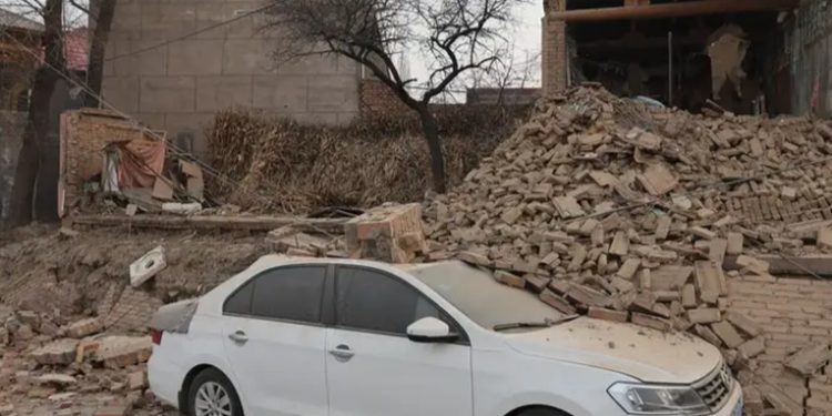 China reporta más de un centenar de muertos por terremoto