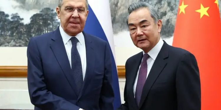 China y Rusia estrechan lazos en reunión de cancilleres