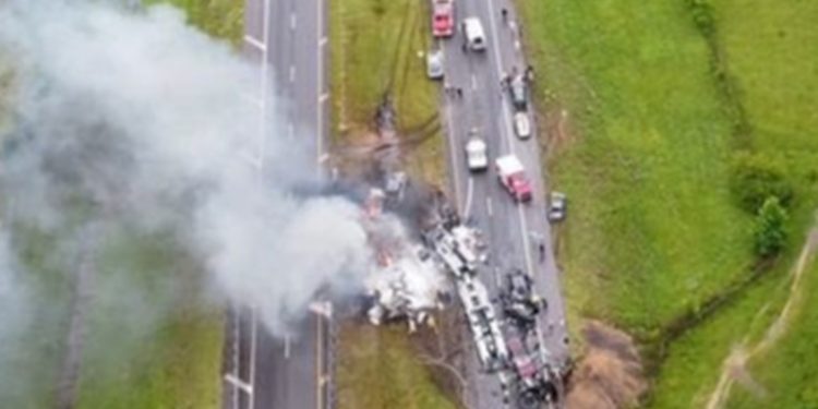 Choque deja 10 muertos en EE.UU