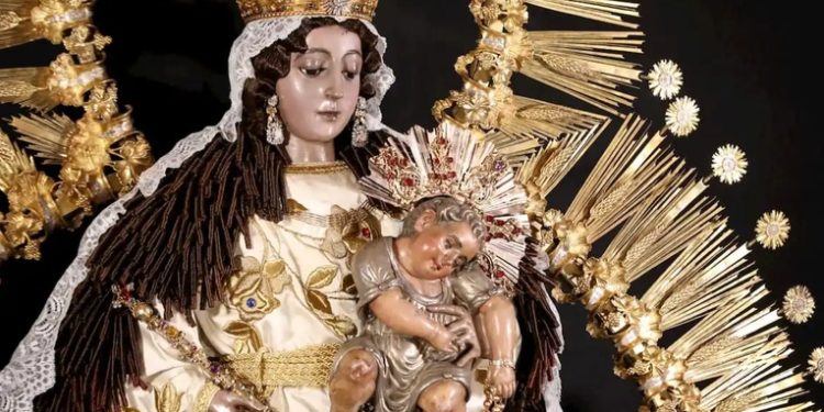 Cientos de católicos acuden al templo de Santo Domingo a venerar a la Virgen Del Rosario