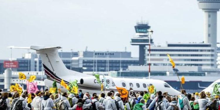 Cientos de detenidos tras protesta en Aeropuerto de ímsterdam