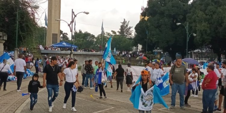Cientos de estudiantes abarrotaron desde las primeras horas de la mañana la plaza del Obelisco