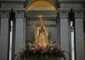 Cientos de fieles católicos visitan el santuario en el Día de la Virgen De Guadalupe