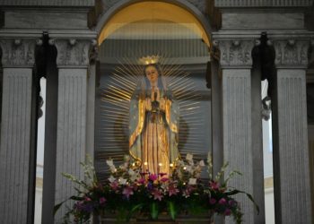 Cientos de fieles católicos visitan el santuario en el Dí­a de la Virgen De Guadalupe