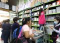 Cientos de guatemaltecos buscan útiles escolares